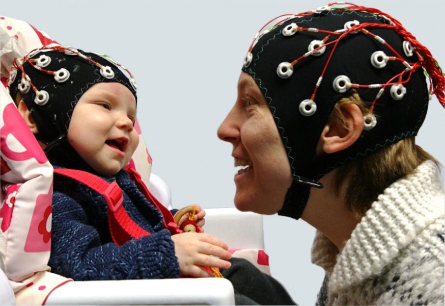 El contacto visual sincroniza las ondas cerebrales entre el bebé y el adulto