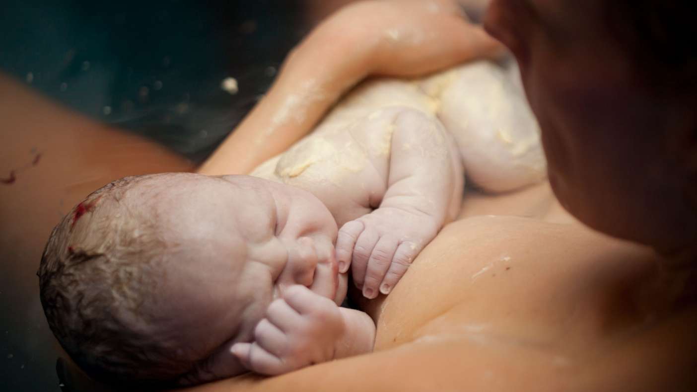 Postergar el primer baño del recién nacido favorece la lactancia materna