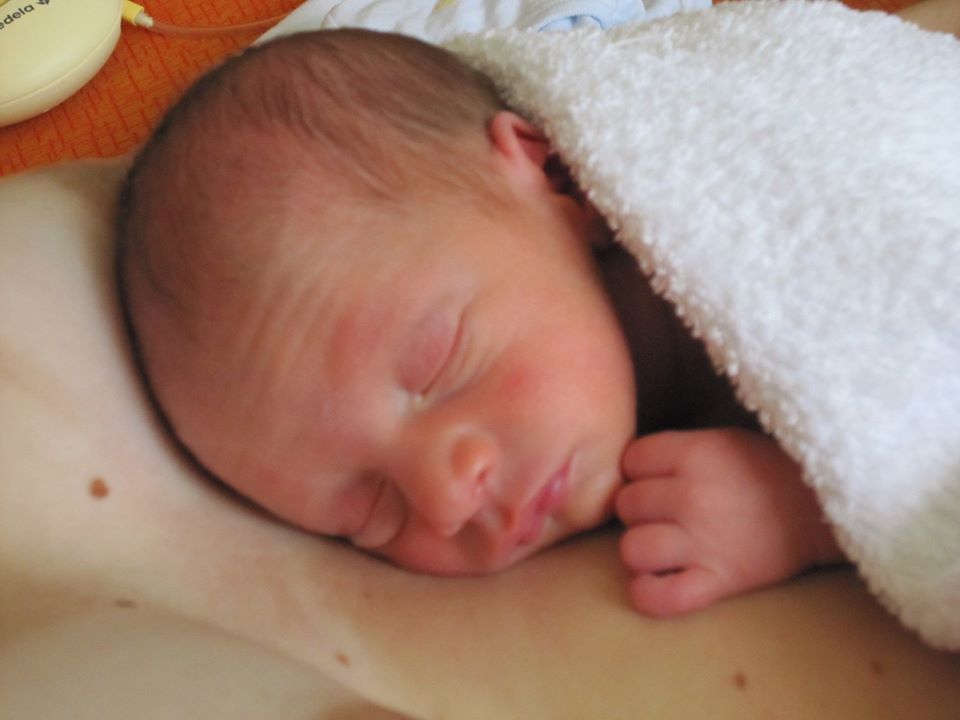 La lactancia materna y el contacto piel con piel reducen el riesgo de muerte súbita inesperada en neonatos