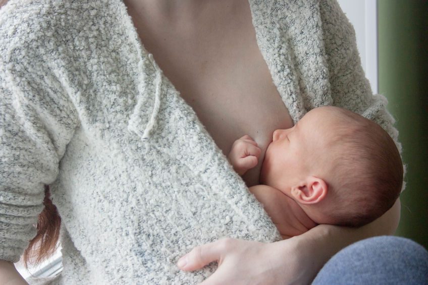 El contacto piel con piel madre-bebé mejora el neurodesarrollo y la regulación emocional infantil