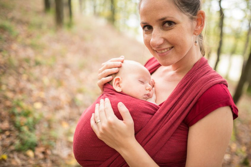 Portear al bebé aumenta la duración de la lactancia materna