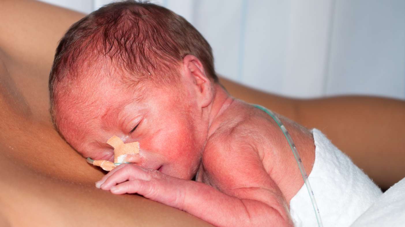 La OMS recomienda el contacto inmediato de piel con piel para bebés pequeños y prematuros