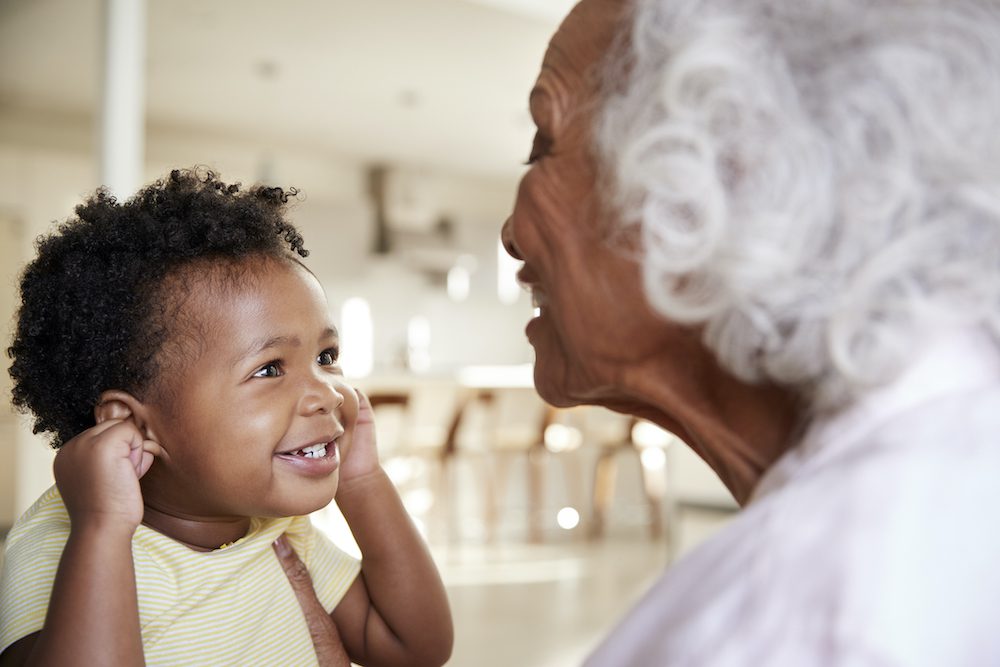Madres de madres y padres: como influyen los nietos en el cerebro de las abuelas
