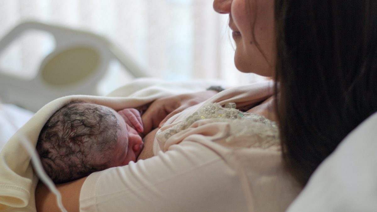 La OMS insta a ofrecer cuidados de calidad a madres y bebés en las primeras semanas cruciales después del parto