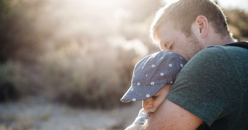 imagen de padre con bebé en brazos