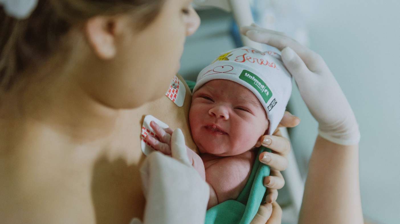 La OMS recomienda el contacto inmediato de piel con piel para bebés pequeños y prematuros