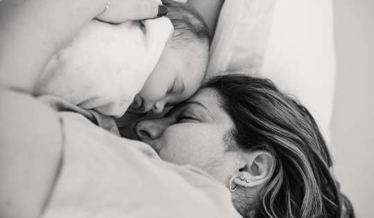 Compartir la cama puede explicar el riesgo reducido de muerte relacionada con el sueño en bebés amamantados