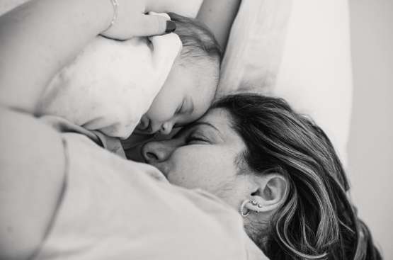 Compartir la cama puede explicar el riesgo reducido de muerte relacionada con el sueño en bebés amamantados