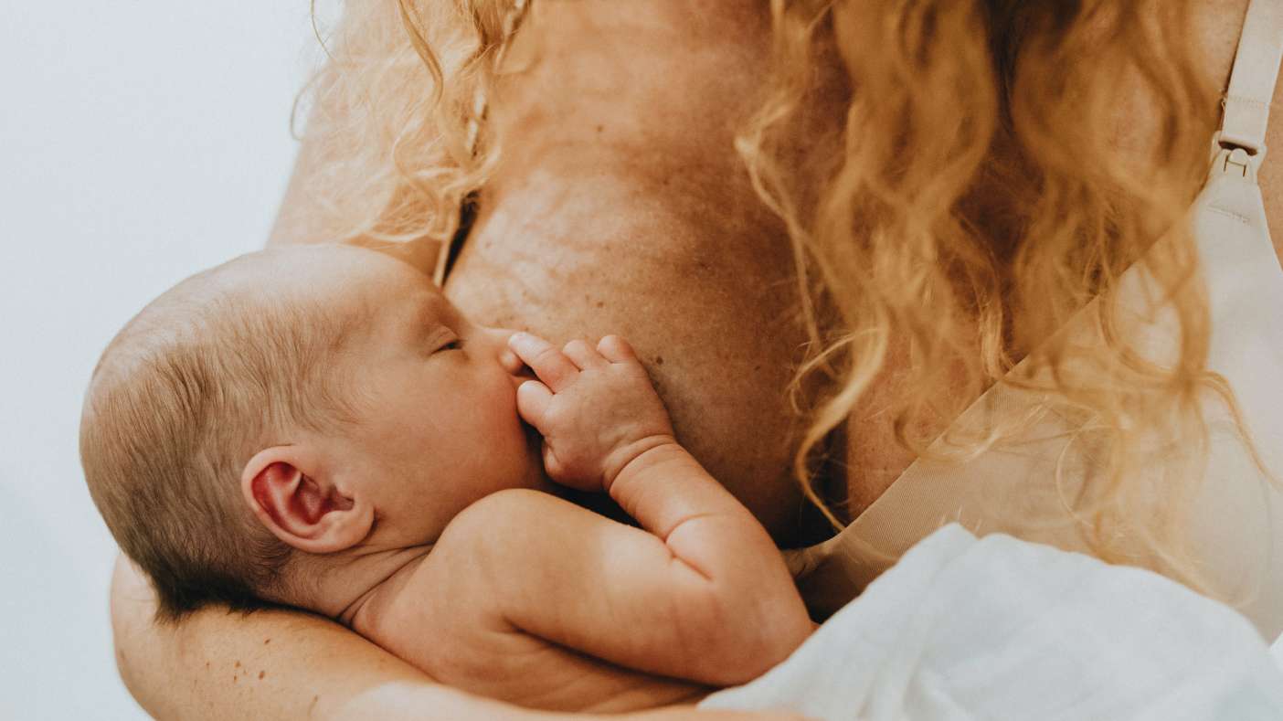 El momento en el que se extrae la leche materna y cuándo se ingiere influyen en el sueño del bebé