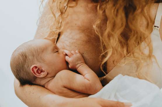 El momento en el que se extrae la leche materna y cuándo se ingiere influyen en el sueño del bebé