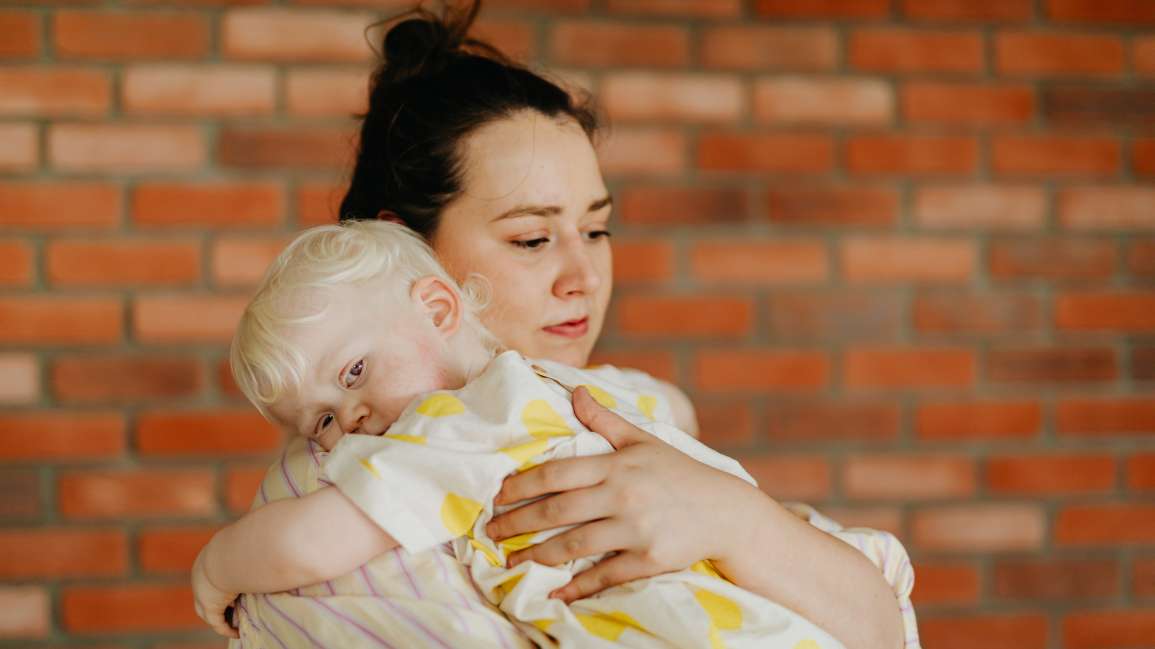 Un estudio encuentra que los permisos de maternidad más largos y remunerados protegen la salud mental de las madres